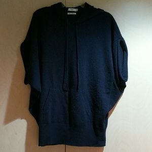 Short-sleeved cashmere sweater with hood